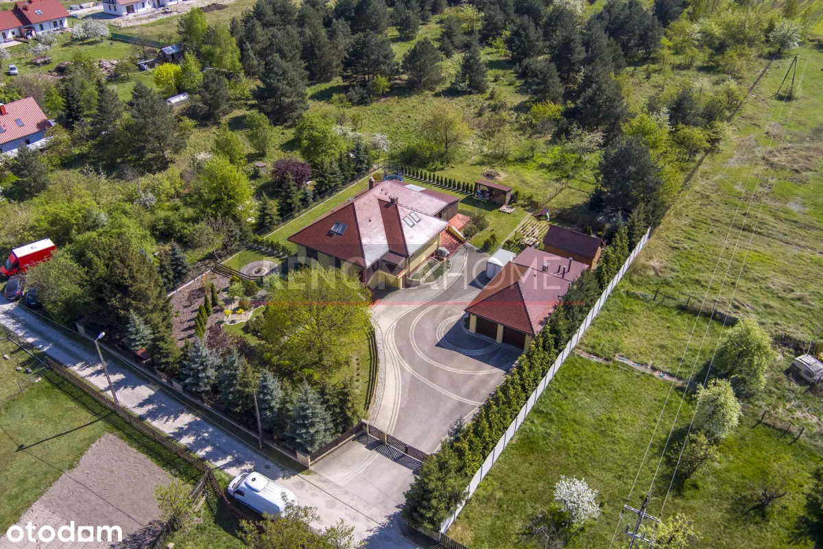 Уникальный характер, стиль и большой зеленый участок!